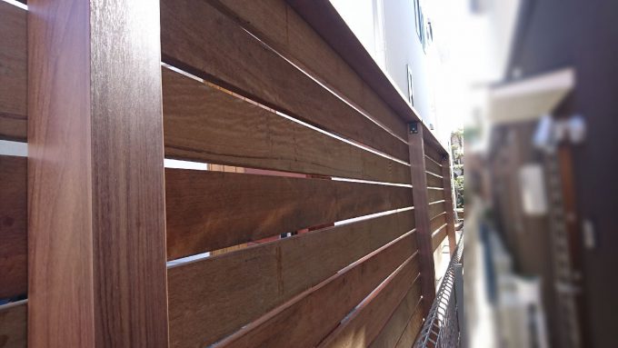 ウッドフェンス裏側・アルミ支柱とイタウバ板材