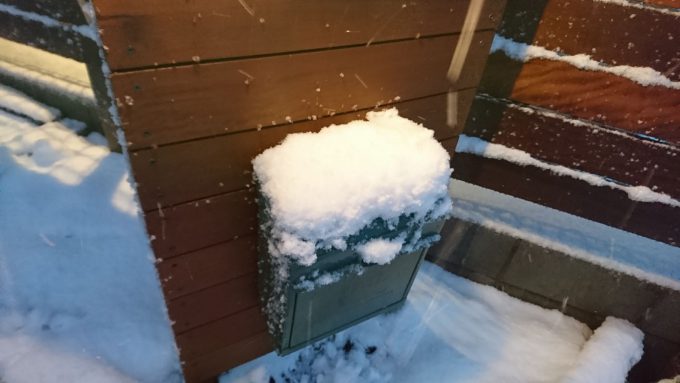 門柱の郵便ポストに雪が積もる