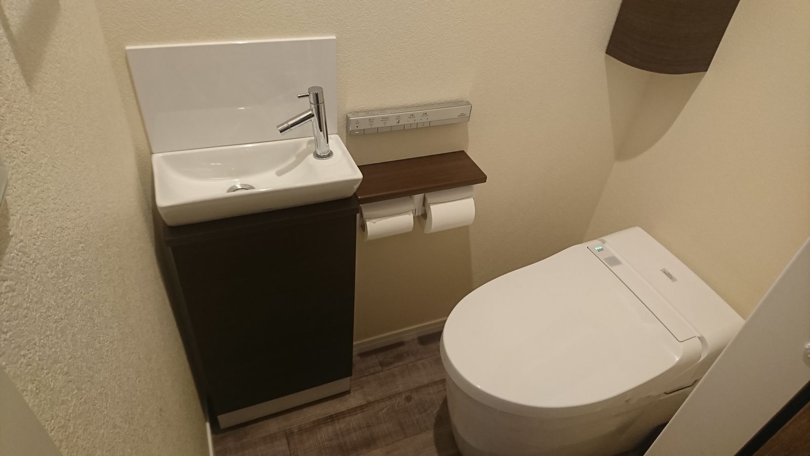 【ここへ到着する】 トイレ が 狭い 新しい壁紙HD