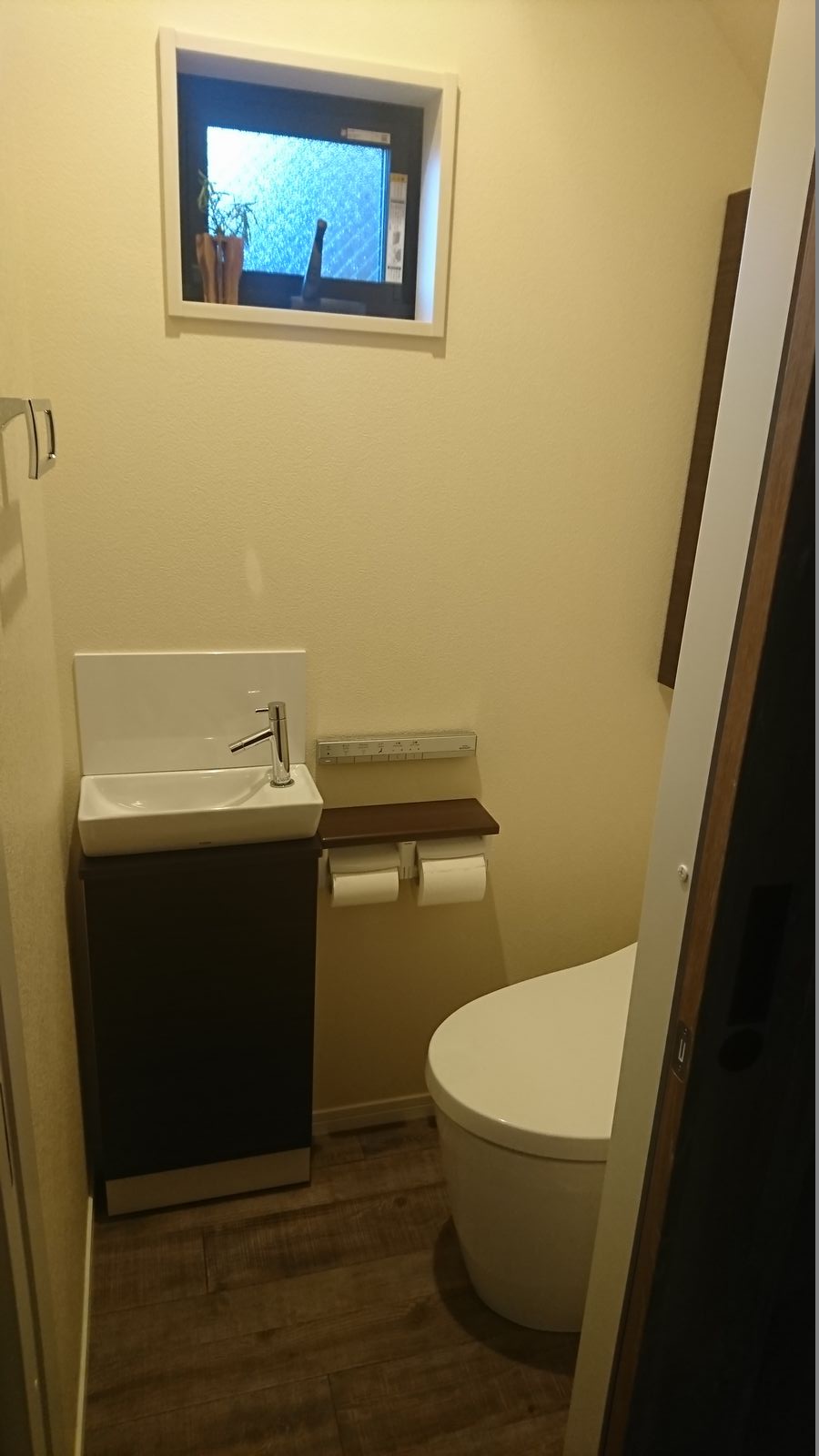 【WEB内覧会】1階トイレ：0.75帖サイズの狭いトイレ。TOTOのネオレスト！ではなくNJでよかった