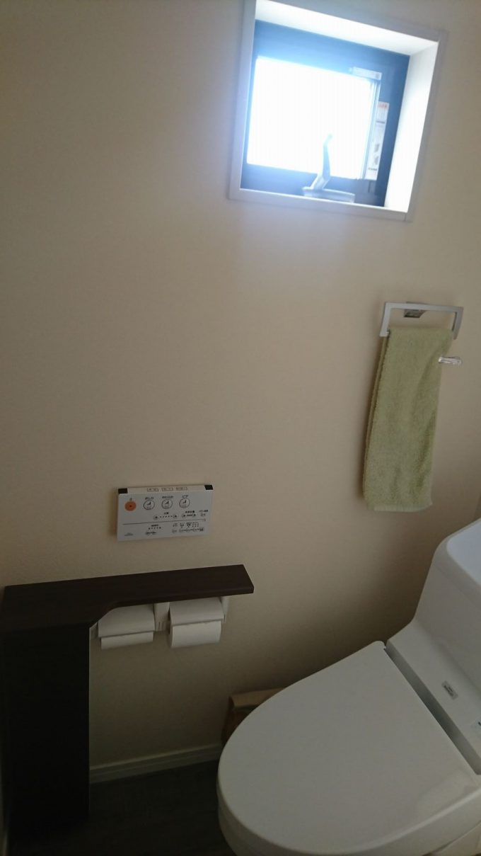 【WEB内覧会】2階トイレ0.75帖の狭いトイレ明るさチェック