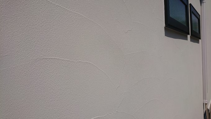 白い塗り壁ジョリパット汚れチェック１年半経過