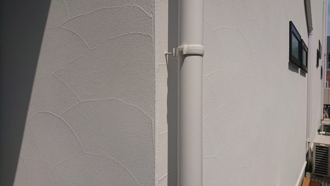 新築ジョリパットの白い外壁：経年変化１年半経過時点の汚れ具合チェック南東外壁角